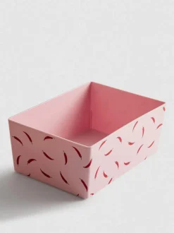 Caja grande con guindillas