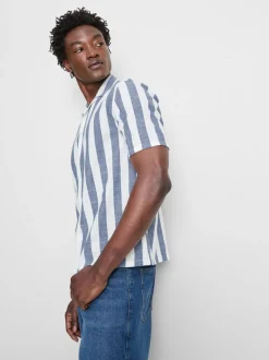 Camisa a rayas con cuello con solapas abiertas