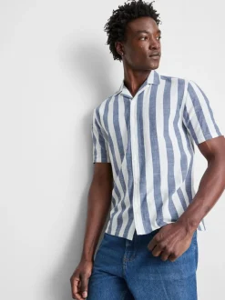 Camisa a rayas con cuello con solapas abiertas