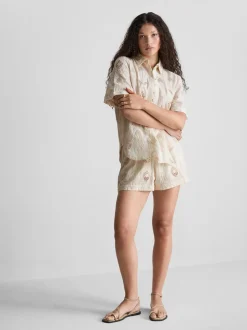 Camisa bordada con bajo curvado de The Edit