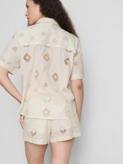 Camisa bordada con bajo curvado de The Edit