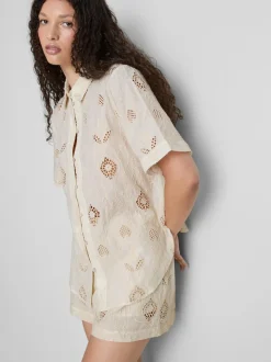 Camisa bordada con bajo curvado de The Edit