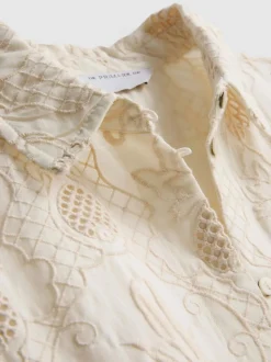 Camisa bordada con bajo curvado de The Edit