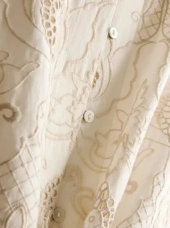 Camisa bordada con bajo curvado de The Edit