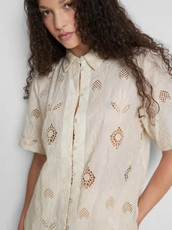 Camisa bordada con bajo curvado de The Edit