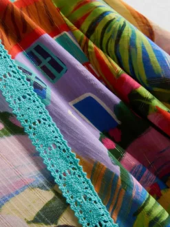 Camisa corta con estampado tropical y lazo