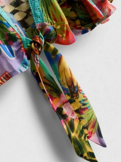 Camisa corta con estampado tropical y lazo
