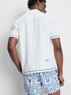 Camisa de cuello con solapas y bordado de peces