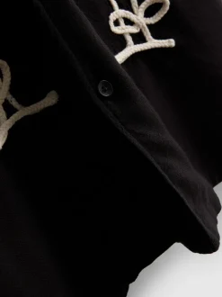 Camisa de cuello con solapas y bordado de palmeras