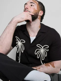 Camisa de cuello con solapas y bordado de palmeras