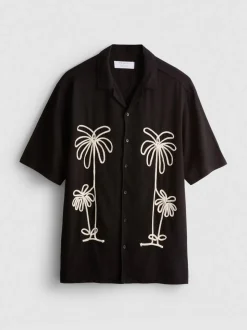 Camisa de cuello con solapas y bordado de palmeras