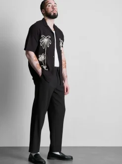 Camisa de cuello con solapas y bordado de palmeras