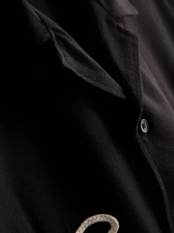 Camisa de cuello con solapas y bordado de palmeras