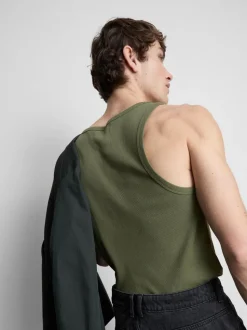 Camisa sin mangas de canalé