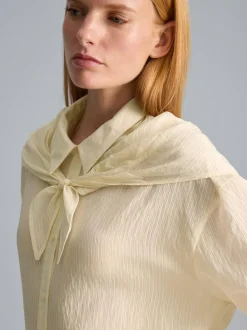 Camisa texturizada con lazo al cuello