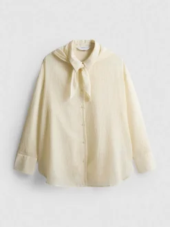 Camisa texturizada con lazo al cuello