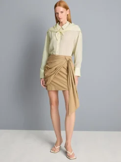 Camisa texturizada con lazo al cuello