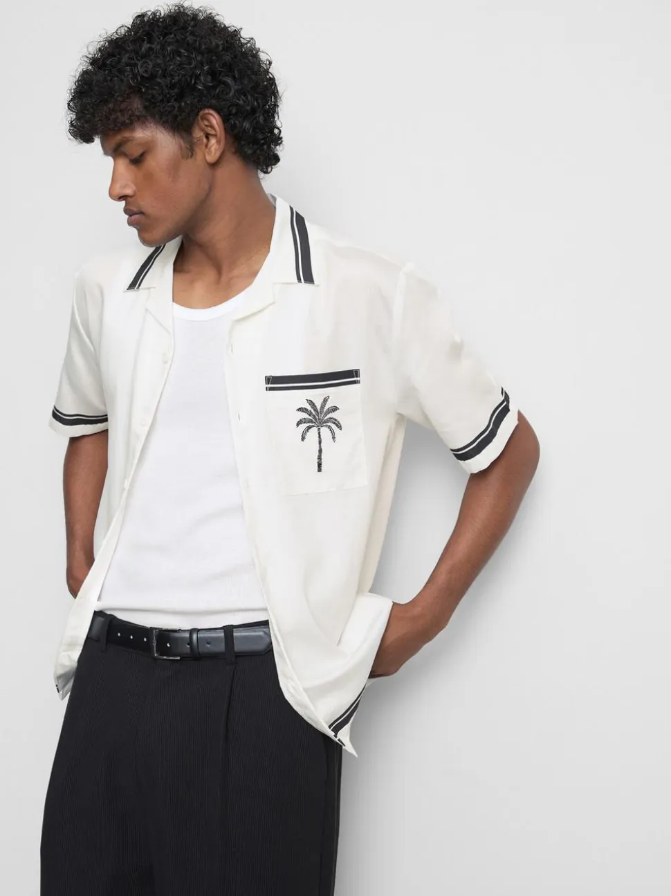 Camisa tipo resort con estampado de palmeras
