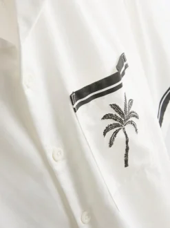 Camisa tipo resort con estampado de palmeras