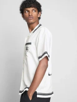 Camisa tipo resort con estampado de palmeras