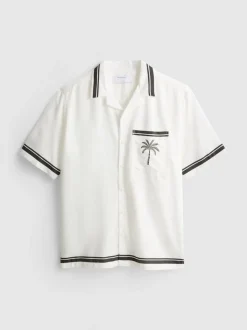 Camisa tipo resort con estampado de palmeras