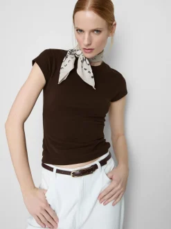 Camiseta ajustada con mangas casquillo