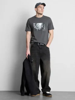 Camiseta con estampado gráfico urbano de Tokio