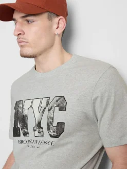 Camiseta con estampado gráfico «NYC»