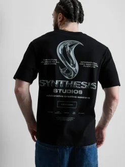 Camiseta con estampado gráfico de Synth Studios
