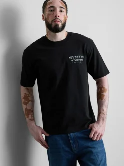 Camiseta con estampado gráfico de Synth Studios