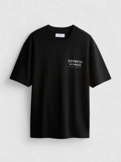 Camiseta con estampado gráfico de Synth Studios