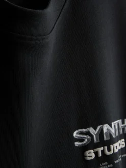 Camiseta con estampado gráfico de Synth Studios