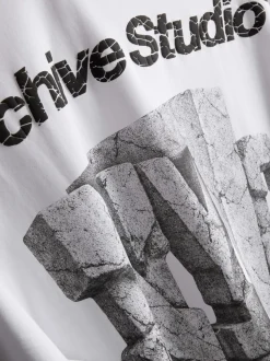 Camiseta con estampado gráfico «Archive Studio»