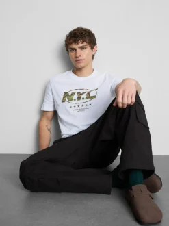 Camiseta con estampado «NYC» de camuflaje