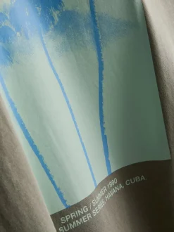 Camiseta con gráficos de palmeras