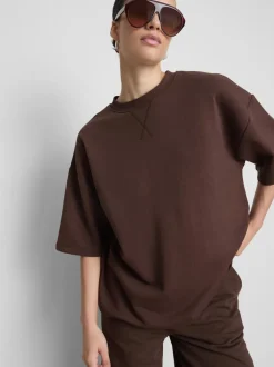 Camiseta con hombros caídos para el aeropuerto