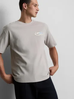 Camiseta con logo gráfico texturizado