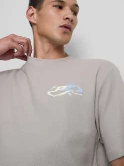 Camiseta con logo gráfico texturizado