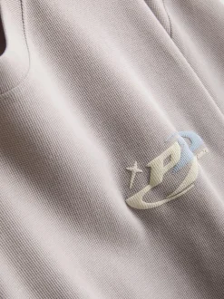 Camiseta con logo gráfico texturizado