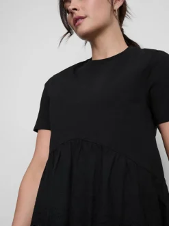 Camiseta de algodón con bajo bordado