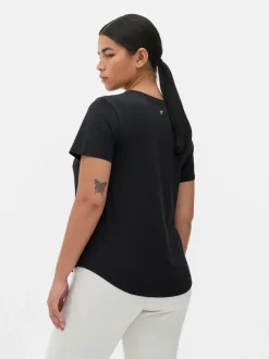 Camiseta de alto rendimiento con bajo curvo