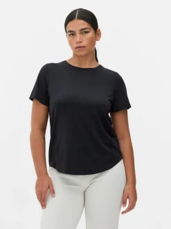 Camiseta de alto rendimiento con bajo curvo