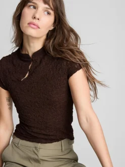 Camiseta de cuello alto con textura