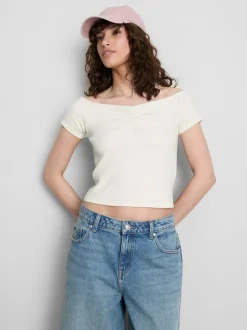 Camiseta de manga corta y escote bardot