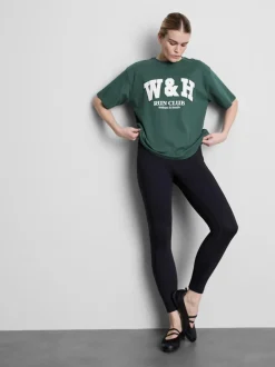 Camiseta deportiva holgada con estampado gráfico
