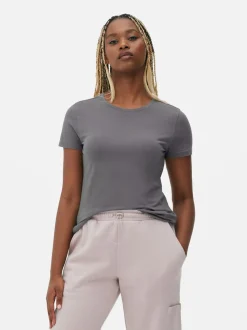 Camiseta elástica de manga corta y cuello redondo