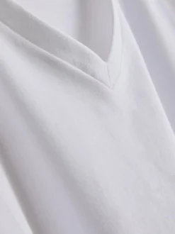 Camiseta elástica entallada con cuello de pico