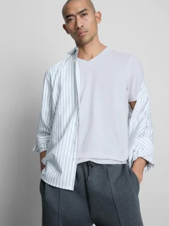 Camiseta elástica entallada con cuello de pico