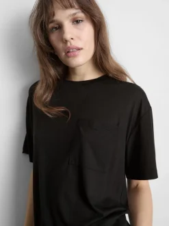 Camiseta larga con bolsillo de parche