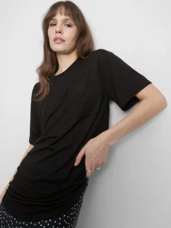 Camiseta larga con bolsillo de parche